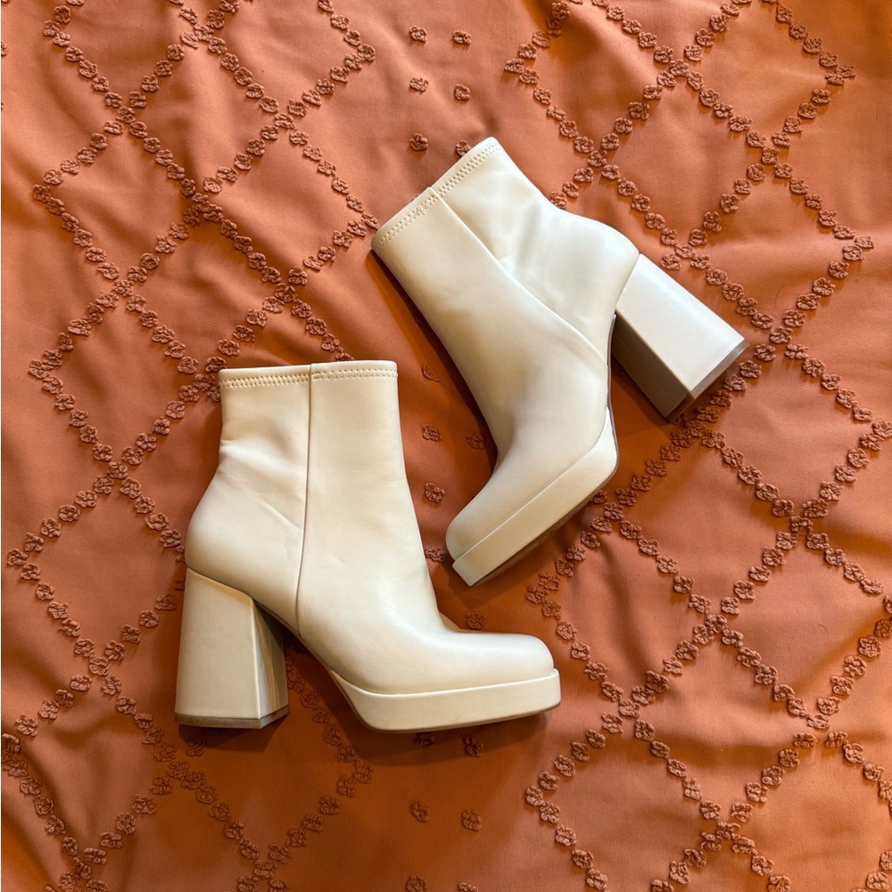 NWOT Cream (Off White) Heeled Boots size: 7.5